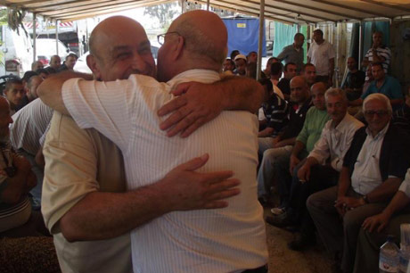 L'ex-détenu Muhammad Ziyada expulse un journaliste de la télévision israélienne de la tente de réception