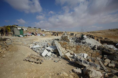 Deux jeunes palestiniennes forcées de s'agenouiller devant des soldats de l'armée sioniste qui les aspergent de gaz lacrymogène pendant la démolition de maisons à Umm Fagarah