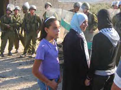 Des jeunes Palestiniennes mènent la manifestation contre le Mur Ã  Bil'in
